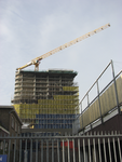 907822 Gezicht op de bouw van de woontoren in het nieuwbouwcomplex Noorderlicht aan de Westerdijk te Utrecht, vanaf de ...